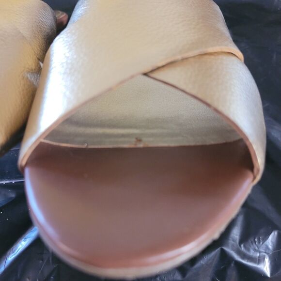 NIB Joan&David Gold Cireca Luxe Criss Cross Wedgr Slides Sz 8M - Picture 6 of 9